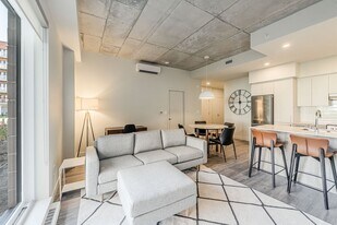 205 Blvd. Marcel-Laurin in St. Laurent, QC - Building Photo