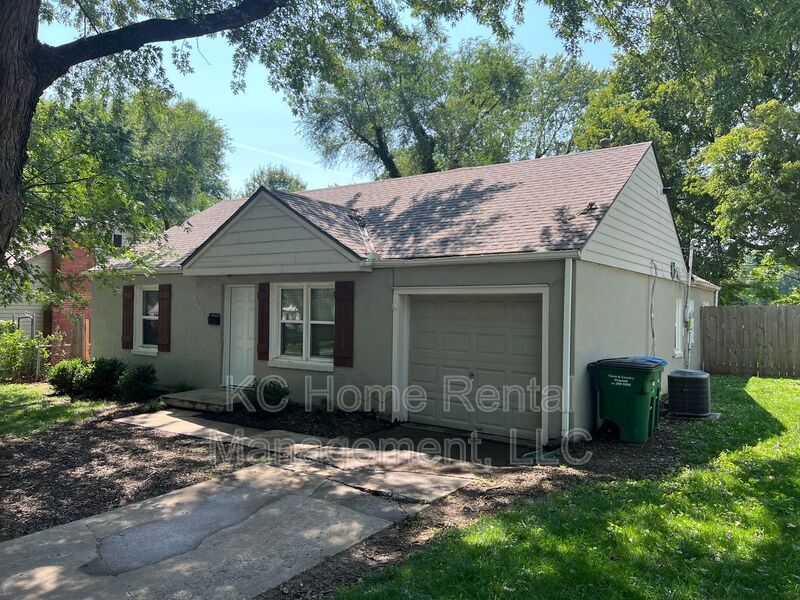 4818 Canterbury in Roeland Park, KS - Building Photo