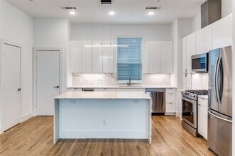 1828 N Garrett Ave in Dallas, TX - Building Photo - Building Photo