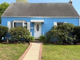 22 Lexington Ave in Westbury, NY - Building Photo