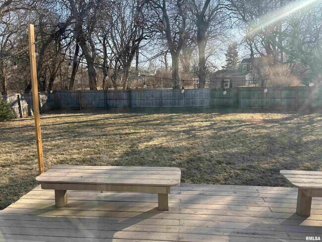 6930 N Fox Point Dr in Peoria, IL - Building Photo - Building Photo