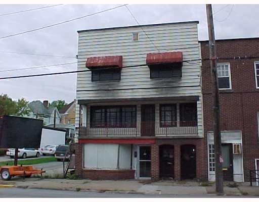 7 N 4th St in Youngwood, PA - Building Photo