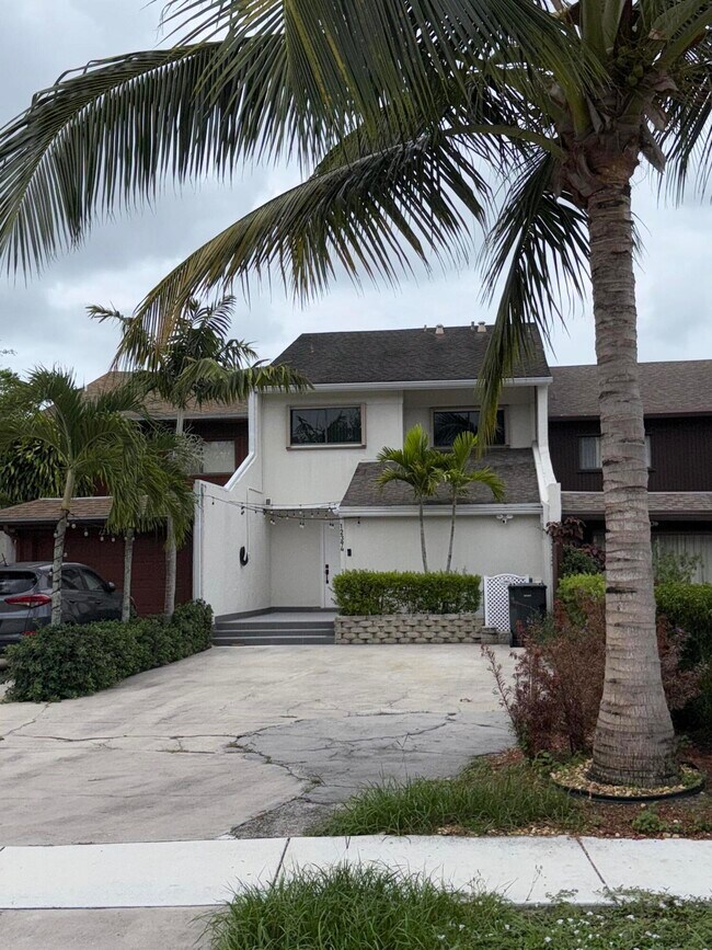 12394 Westhampton Cir in Wellington, FL - Building Photo - Building Photo