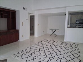 108 Santa Clara Dr, Unit 11 in Naples, FL - Foto de edificio - Building Photo
