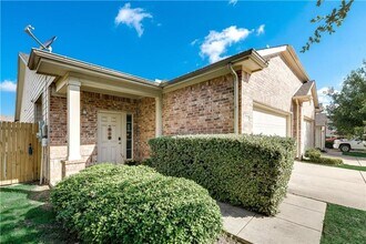 1237 Grand Central Pkwy in Fort Worth, TX - Foto de edificio - Building Photo