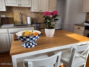 36 Locust St in Greenwich, CT - Foto de edificio - Building Photo