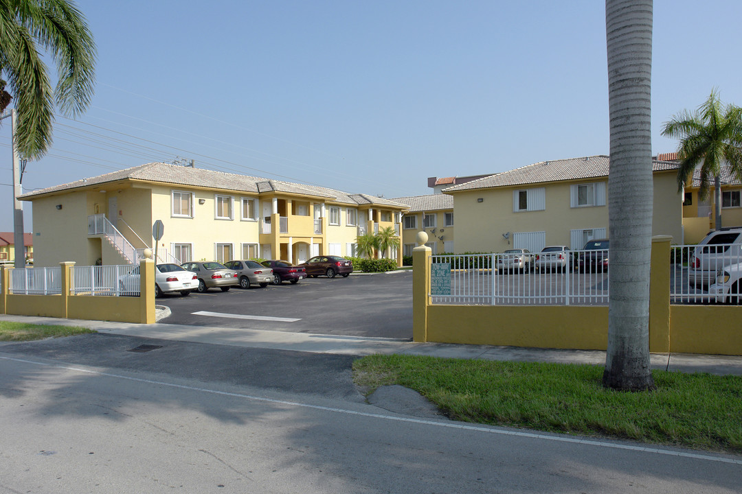 Junor Apartments in Hialeah, FL - Building Photo