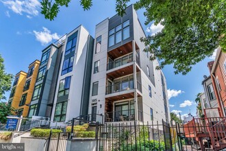 3817 14th St NW in Washington, DC - Foto de edificio - Building Photo