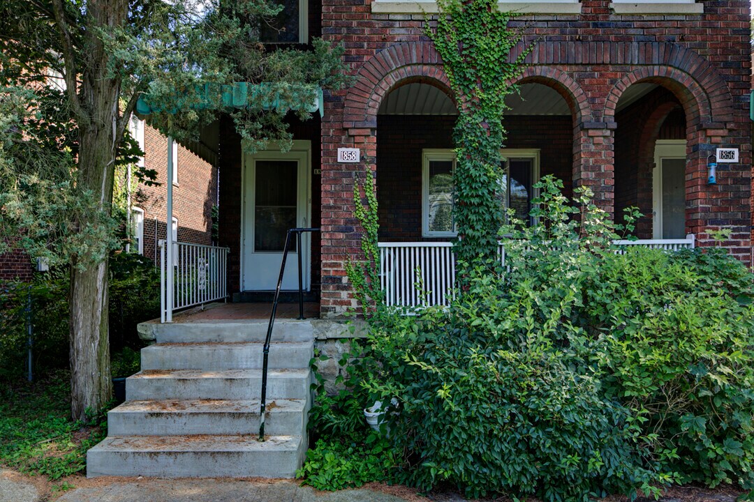 1858 Shaw Ave, Unit 1858 in Pittsburgh, PA - Foto de edificio