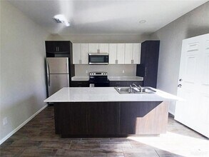 1006 E Starr Rd, Unit B in Mercedes, TX - Foto de edificio - Building Photo