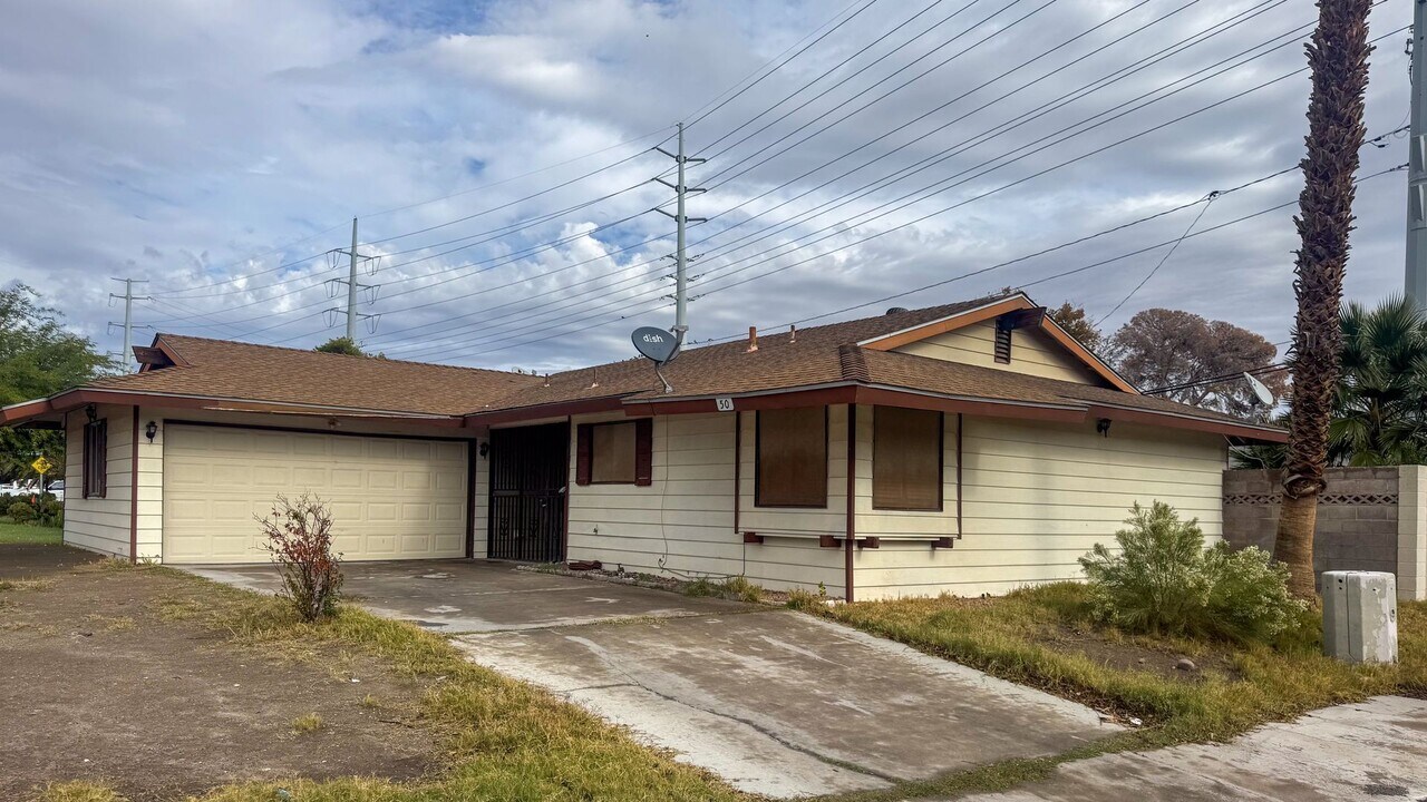 50 Shadow Ln in Las Vegas, NV - Building Photo