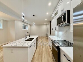 1669 Highland Dr N in Kelowna, BC - Building Photo - Building Photo