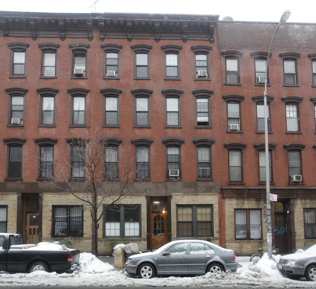 104 Greenpoint Ave in Brooklyn, NY - Foto de edificio - Building Photo