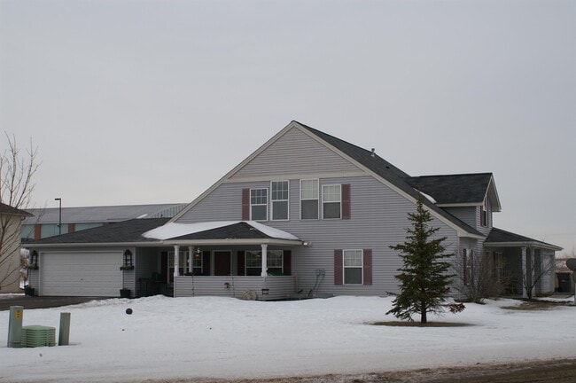 680 Circle Pine Dr in New Richmond, WI - Building Photo - Building Photo