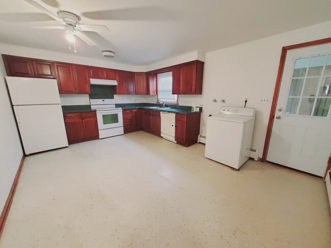 36 Burwood Ave, Unit 2 in Stamford, CT - Foto de edificio - Building Photo