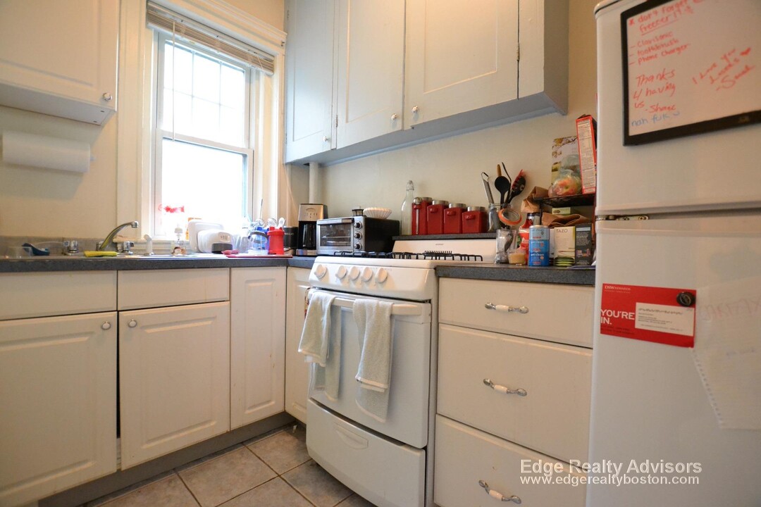 1572 Commonwealth Ave, Unit 5 in Boston, MA - Building Photo