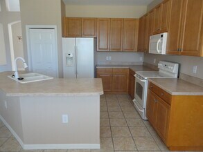 5917 Wedgefield Dr in Zephyrhills, FL - Foto de edificio - Building Photo