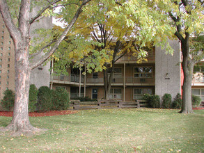 Forest Glen Apartments in La Grange Park, IL - Building Photo - Building Photo