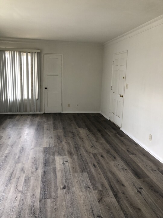 6266 S La Brea Ave in Los Angeles, CA - Building Photo