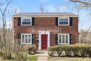 327 Elias Dr in Pittsburgh, PA - Building Photo