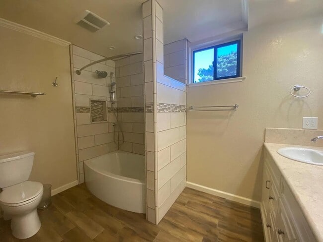 585 Hawthorne St in Monterey, CA - Building Photo - Building Photo