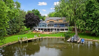 3135 Shoreline Dr in Wayzata, MN - Building Photo - Building Photo