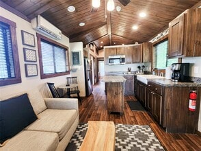 300 Park Ave in Staples, TX - Building Photo - Building Photo