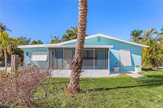 2371 Baybreeze St in Saint James City, FL - Foto de edificio - Building Photo