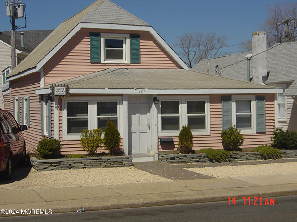 421 1st Ave in Manasquan, NJ - Foto de edificio