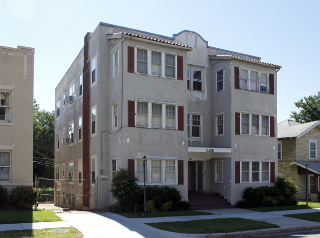 330 E 11th St in Tulsa, OK - Foto de edificio - Building Photo