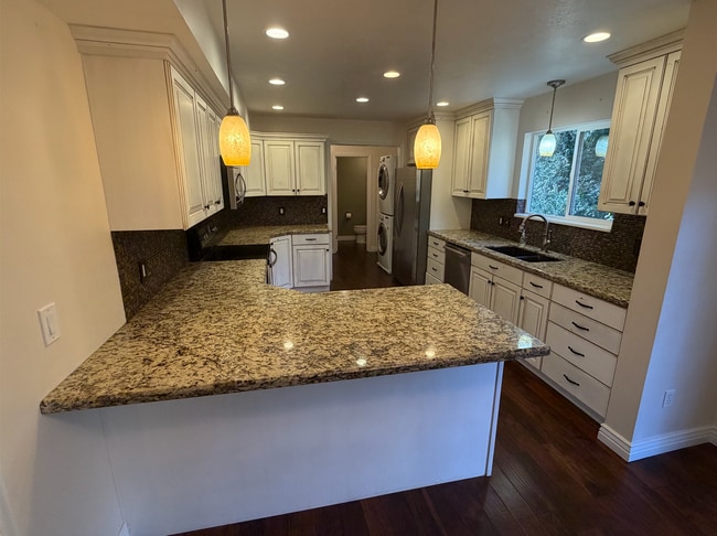 8670 Snow Mountain Dr in Sandy, UT - Building Photo - Building Photo