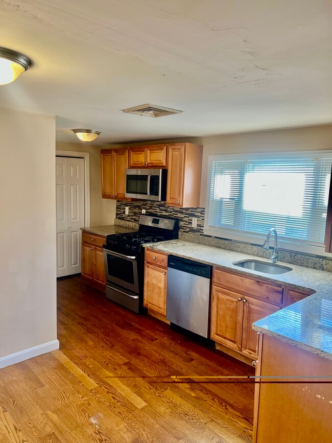 105 Oak Island St, Unit 2 in Revere, MA - Building Photo - Building Photo