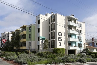 651 Oakland Ave in Oakland, CA - Foto de edificio - Building Photo