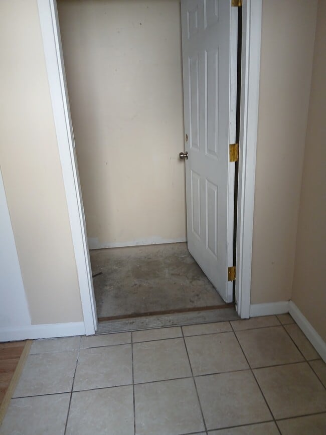 property at 711 S Poplar St