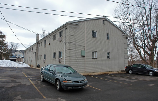 Summit Crest Apartments in Milford, MI - Foto de edificio - Building Photo