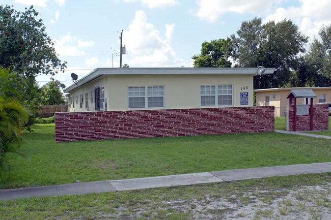 162 W 33rd St in Hialeah, FL - Foto de edificio - Building Photo