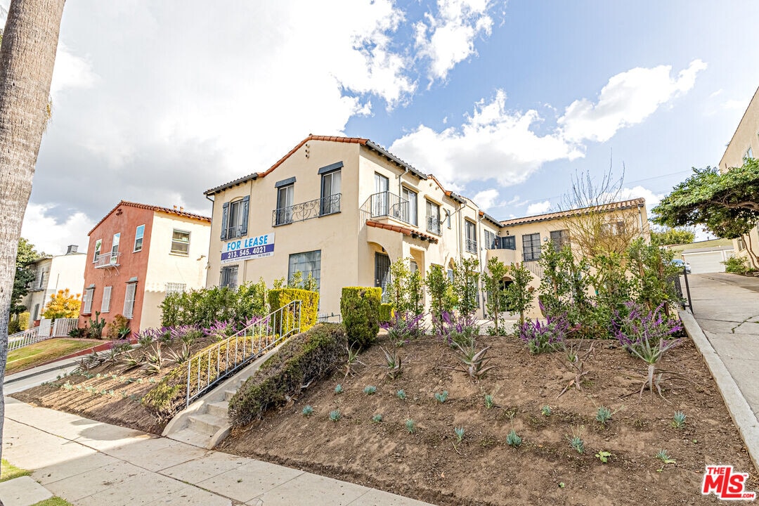 1156 Bronson Ave in Los Angeles, CA - Foto de edificio