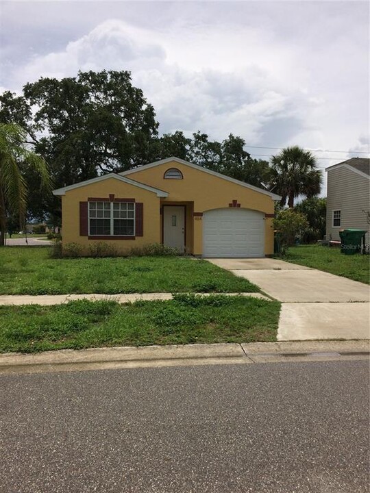 484 Hippel St in Port Charlotte, FL - Building Photo