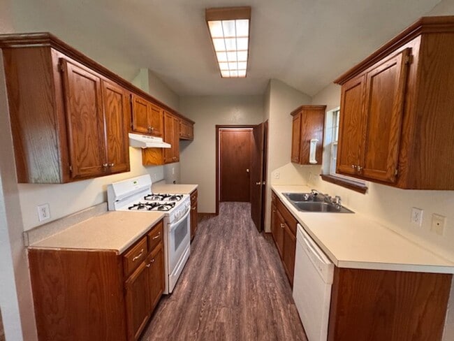 1056 N Ridgecrest Way in Mustang, OK - Building Photo - Building Photo