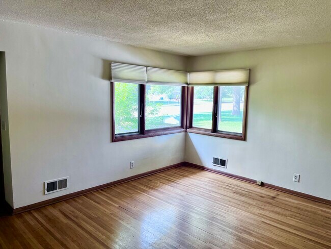4206 Valley View Rd in Edina, MN - Foto de edificio - Building Photo