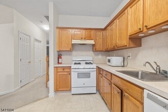 137 Stratford Dr in Nutley, NJ - Building Photo - Building Photo