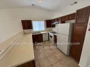 1821 W Mountain Oak Ln in Tucson, AZ - Building Photo - Building Photo