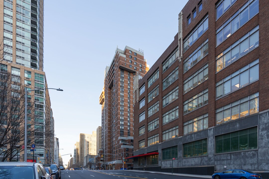 Lincoln Amsterdam House in New York, NY - Building Photo