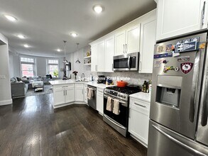 7 Strathmore Rd, Unit 3 in Brookline, MA - Building Photo - Building Photo