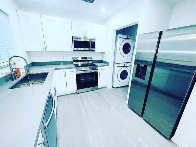 7128 SW 22nd St in Miami, FL - Building Photo - Building Photo