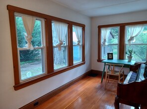 323 Pelham Rd in Amherst, MA - Building Photo - Building Photo