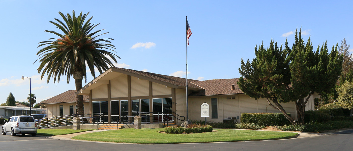 Voyagers Cove MHP in Ceres, CA - Foto de edificio