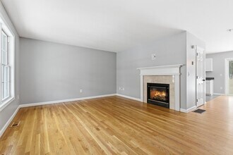 6 Mulberry Ln in Amherst, NH - Foto de edificio - Building Photo