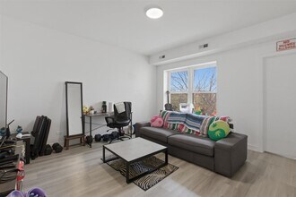 4939 N Saint Louis Ave, Unit 3N in Chicago, IL - Foto de edificio - Building Photo