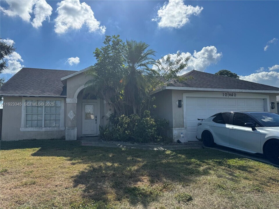 1010 SW Mantilla Ave in Port St. Lucie, FL - Building Photo